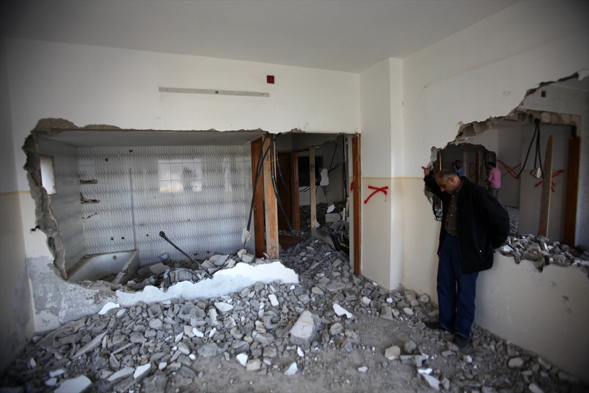 İsral bir Filistinlinin daha evini yıktı - 651