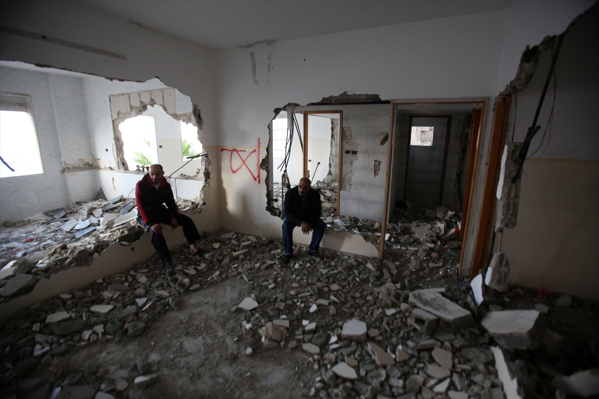 İsral bir Filistinlinin daha evini yıktı - 921