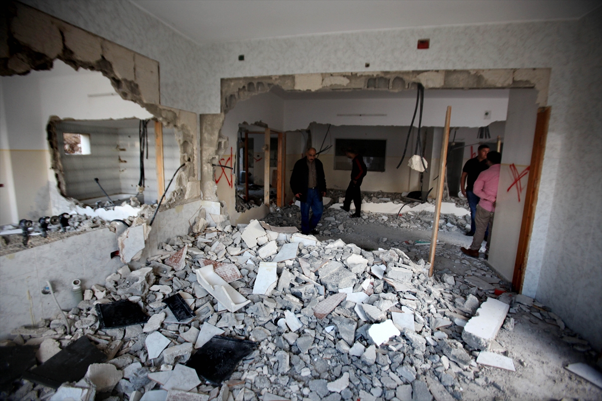 İsral bir Filistinlinin daha evini yıktı - 704