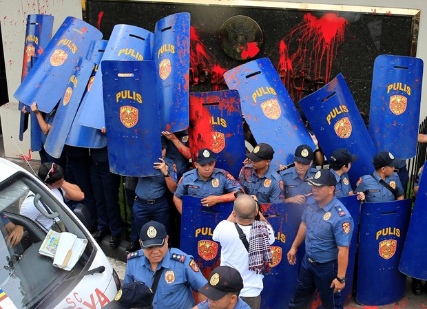 Polis aracı protestocuların arasına girdi - 20