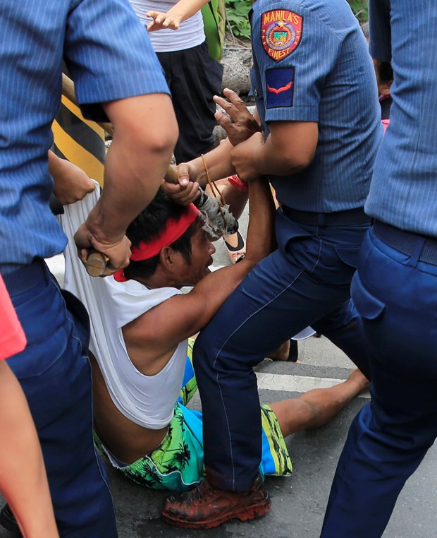 Polis aracı protestocuların arasına girdi - 12
