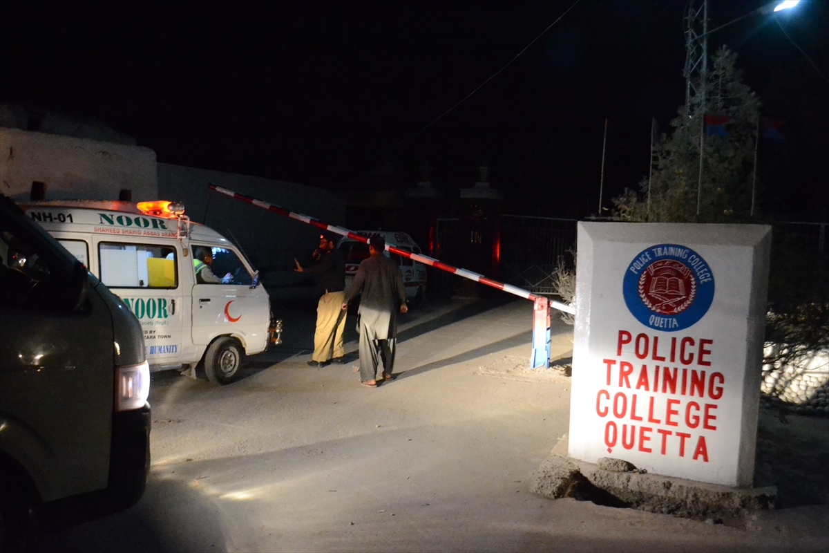 Pakistan'daki polis merkezi saldırısından kareler - 11