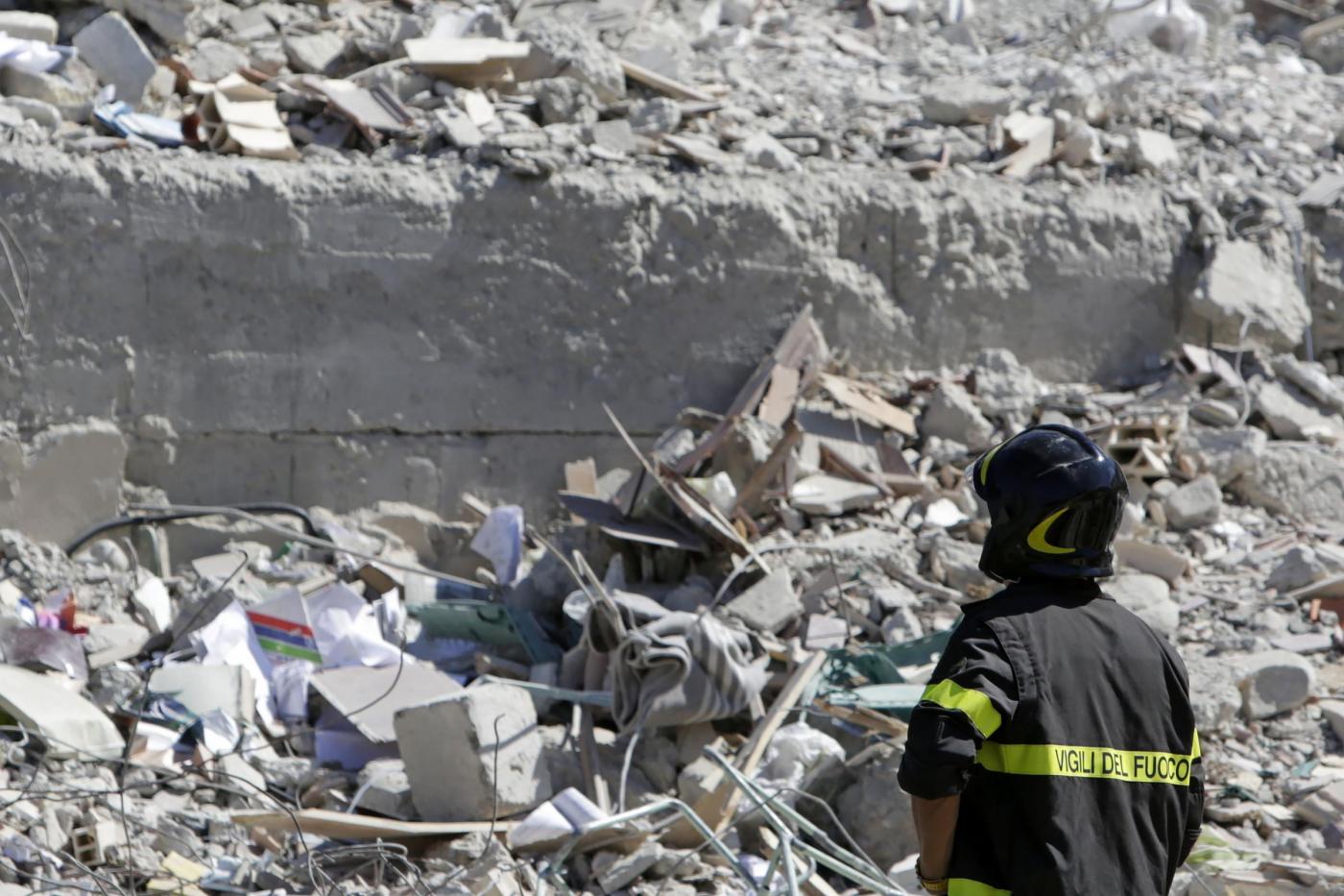 İtalya'da meydana gelen şiddetli depremden görüntüler - 818