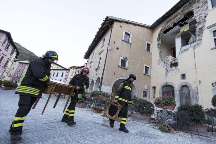 İtalya'da meydana gelen şiddetli depremden görüntüler - 685