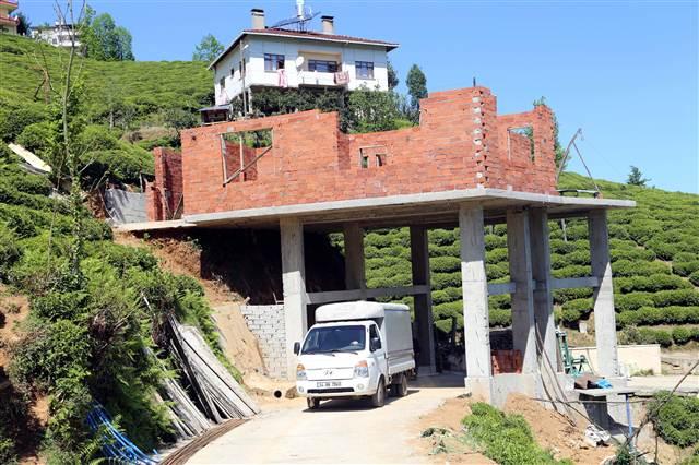 Köy yolunun üzerine ev yaptı! - 5