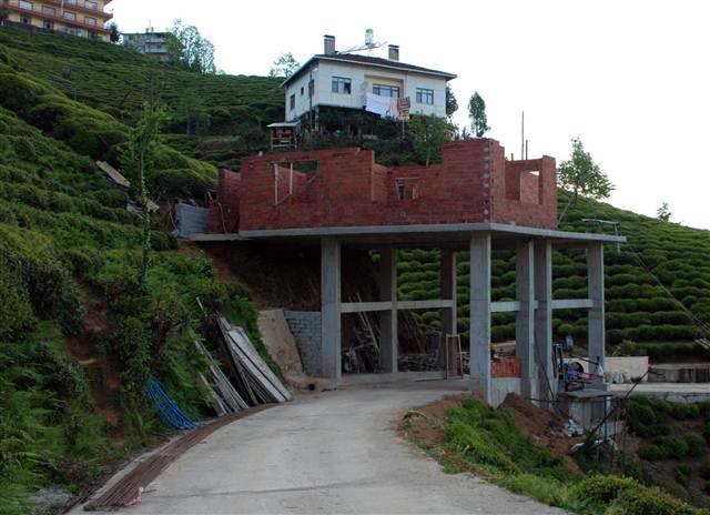 Köy yolunun üzerine ev yaptı! - 2