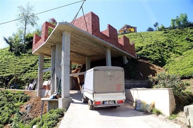 Köy yolunun üzerine ev yaptı! - 3