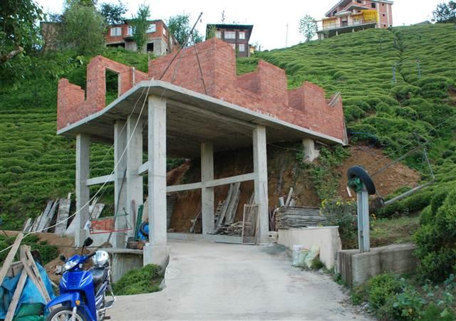 Köy yolunun üzerine ev yaptı! - 7