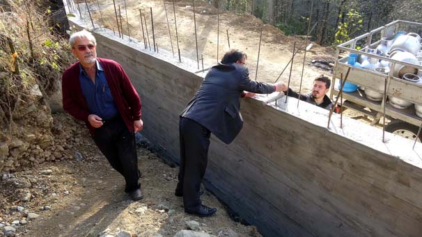 Rize'de akıl almaz olay! Arazisinden geçen yola duvar ördü - 2