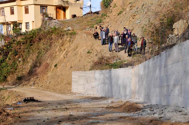 Rize'de akıl almaz olay! Arazisinden geçen yola duvar ördü - 1