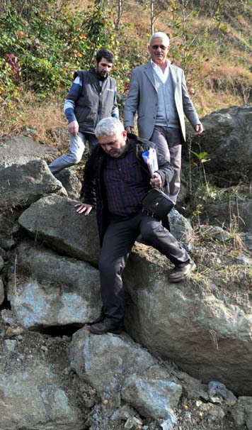 Rize'de akıl almaz olay! Arazisinden geçen yola duvar ördü - 3