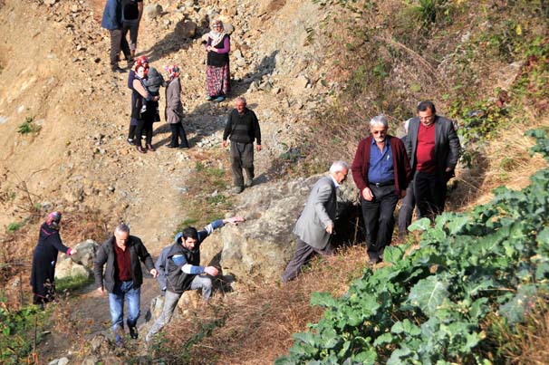 Rize'de akıl almaz olay! Arazisinden geçen yola duvar ördü - 6