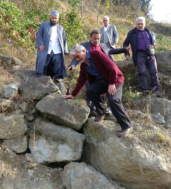 Rize'de akıl almaz olay! Arazisinden geçen yola duvar ördü - 5