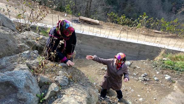 Rize'de akıl almaz olay! Arazisinden geçen yola duvar ördü - 7