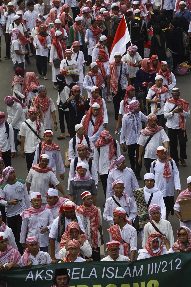 Cakarta Valisini protesto etmeye yüz binler katıldı - 10
