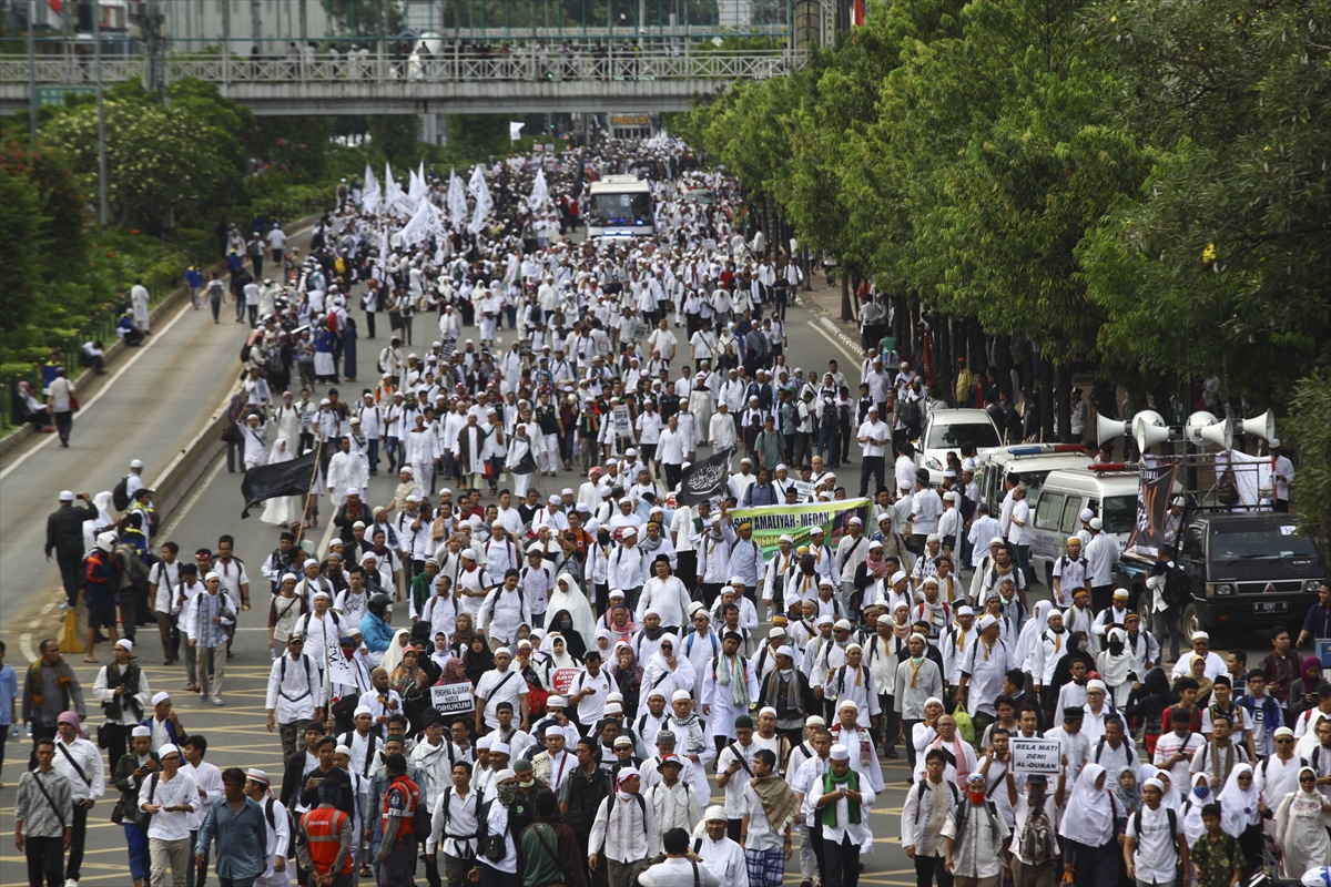 Cakarta Valisini protesto etmeye yüz binler katıldı - 3