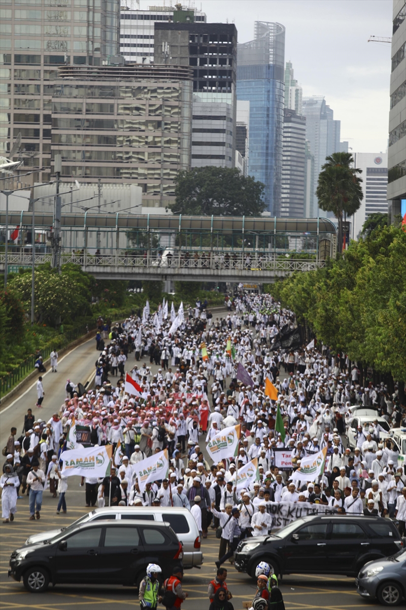Cakarta Valisini protesto etmeye yüz binler katıldı - 8