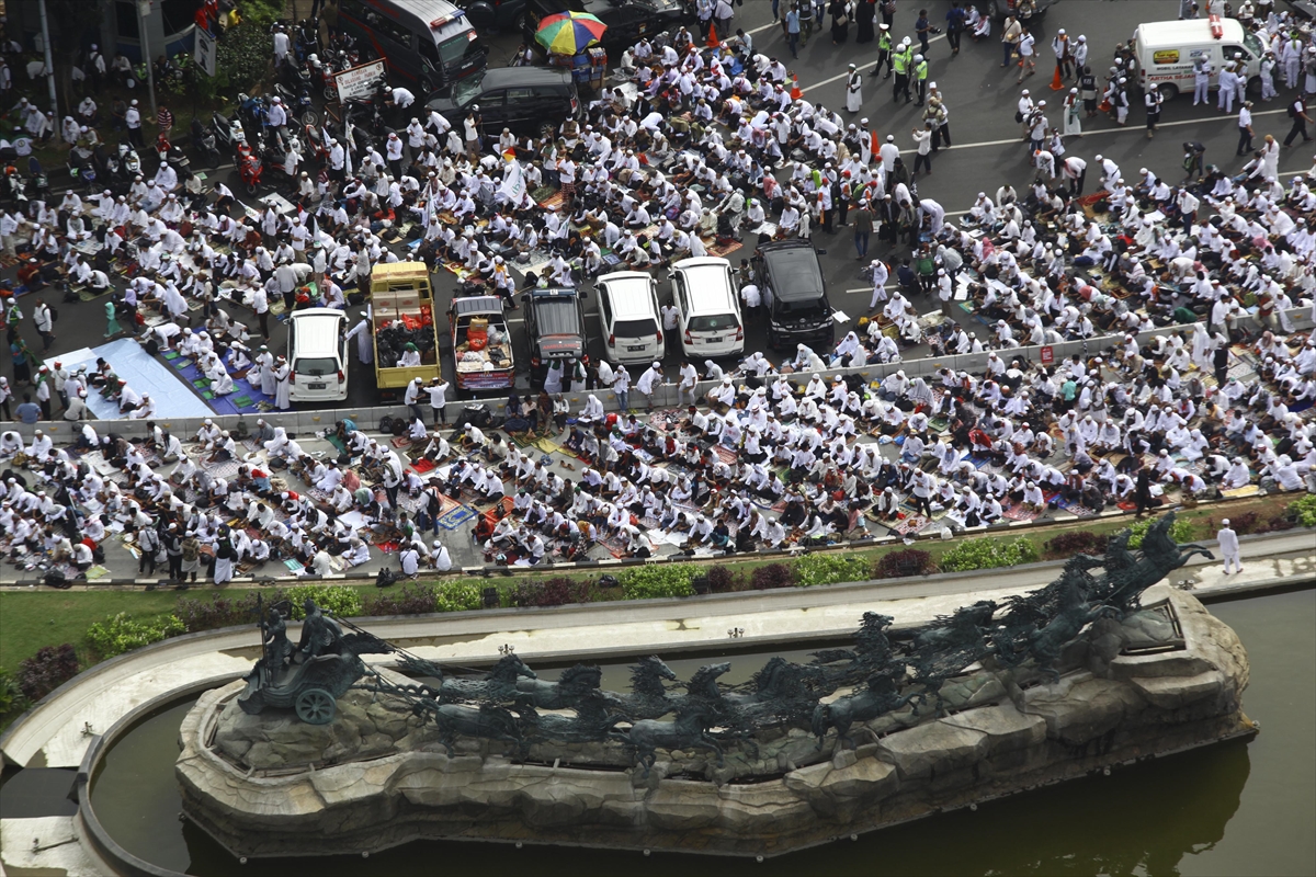 Cakarta Valisini protesto etmeye yüz binler katıldı - 2