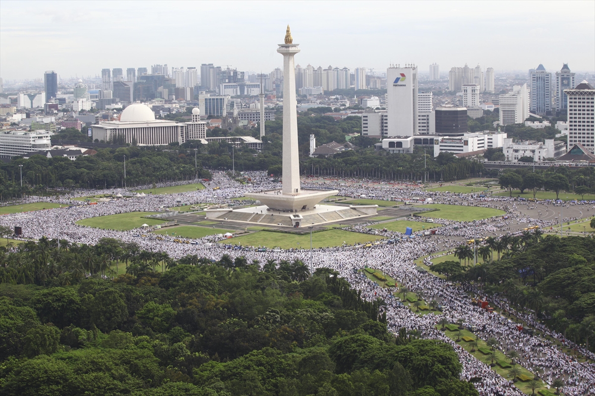 Cakarta Valisini protesto etmeye yüz binler katıldı - 1
