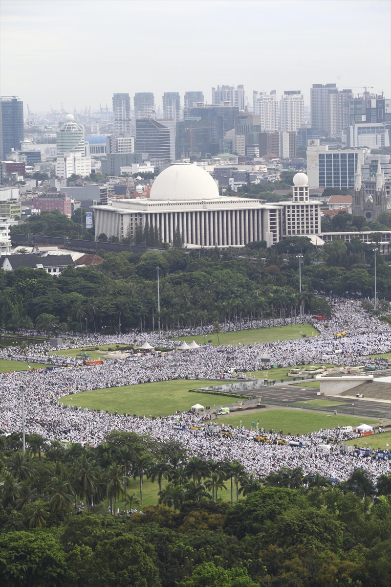 Cakarta Valisini protesto etmeye yüz binler katıldı - 9