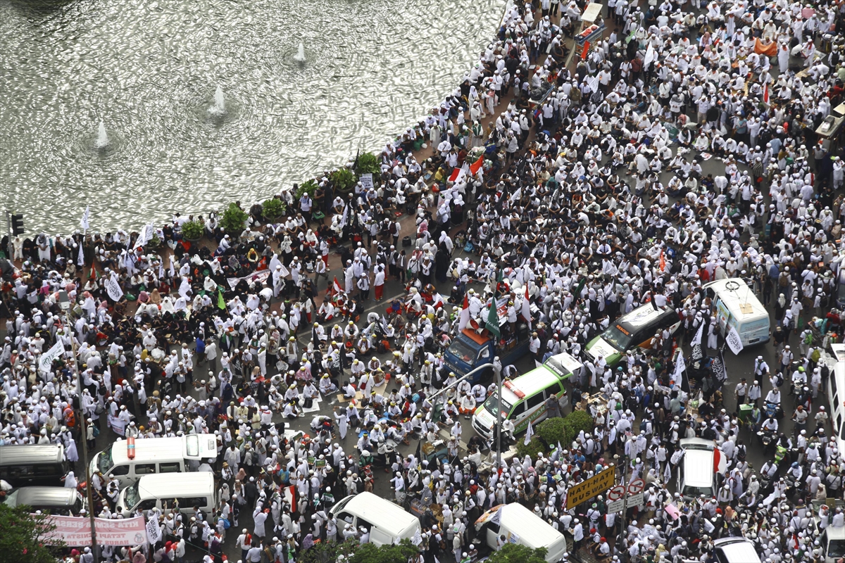 Cakarta Valisini protesto etmeye yüz binler katıldı - 5