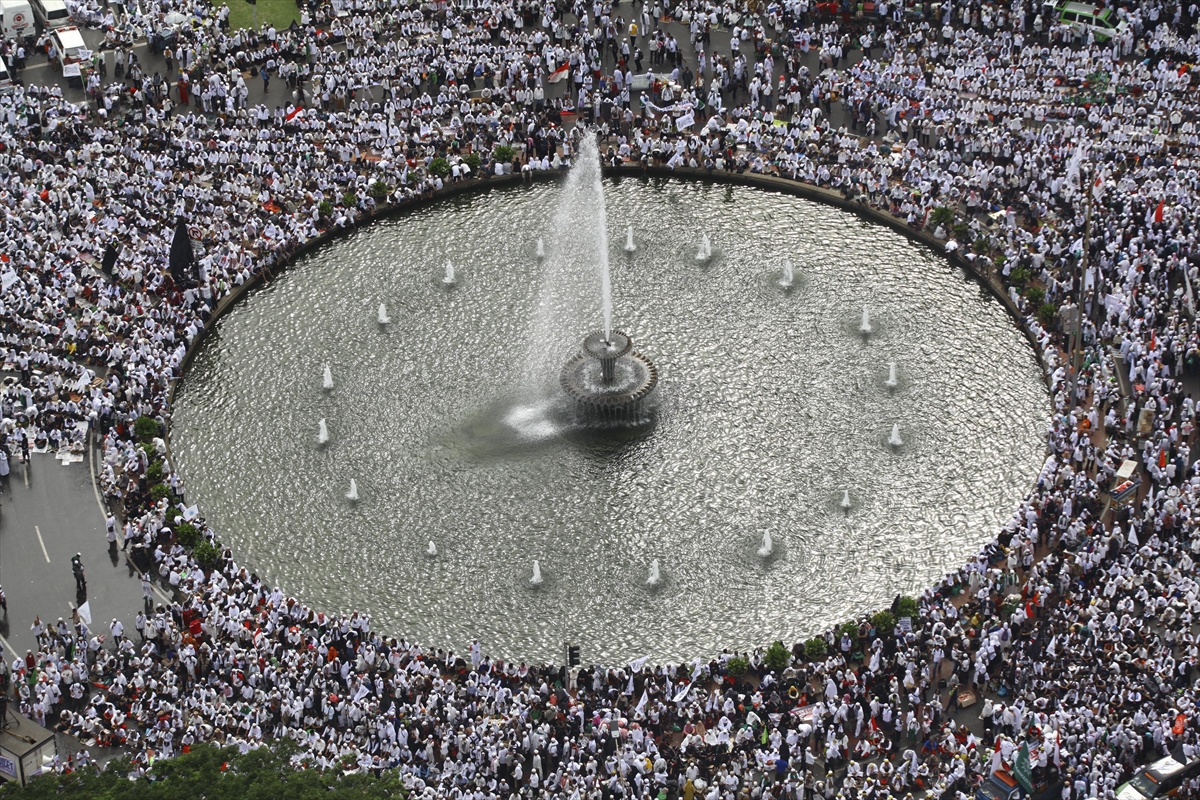 Cakarta Valisini protesto etmeye yüz binler katıldı - 4