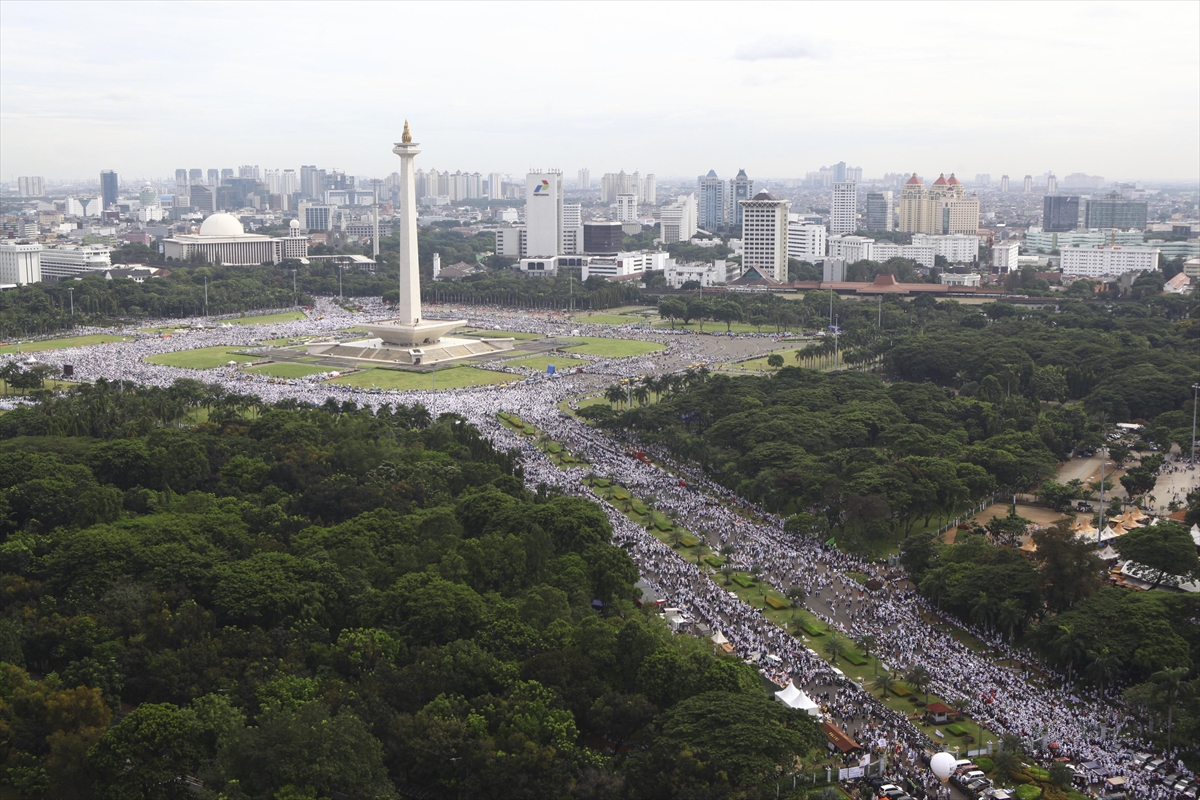 Cakarta Valisini protesto etmeye yüz binler katıldı - 6