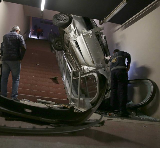 Bursa'da bir otomobil metroya girdi! - 10