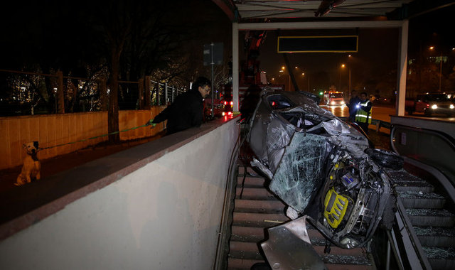 Bursa'da bir otomobil metroya girdi! - 8