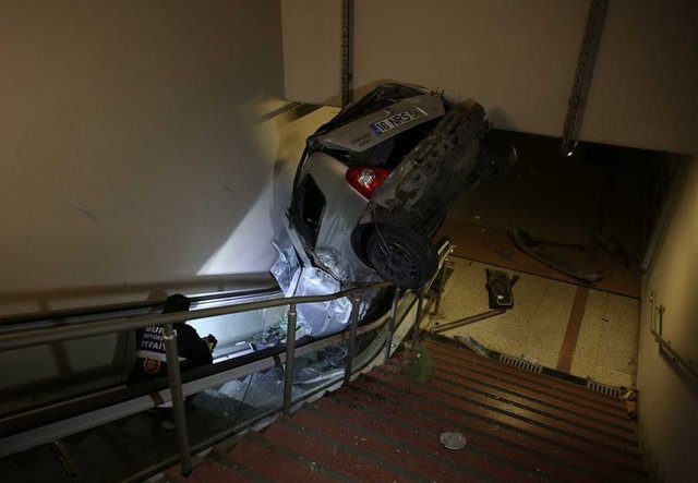 Bursa'da bir otomobil metroya girdi! - 5