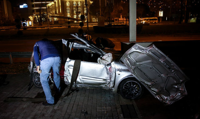 Bursa'da bir otomobil metroya girdi! - 6