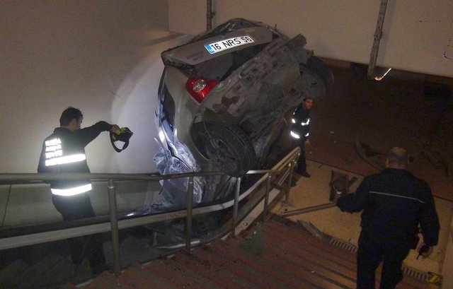 Bursa'da bir otomobil metroya girdi! - 3