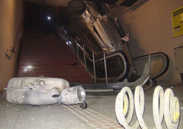 Bursa'da bir otomobil metroya girdi! - 7