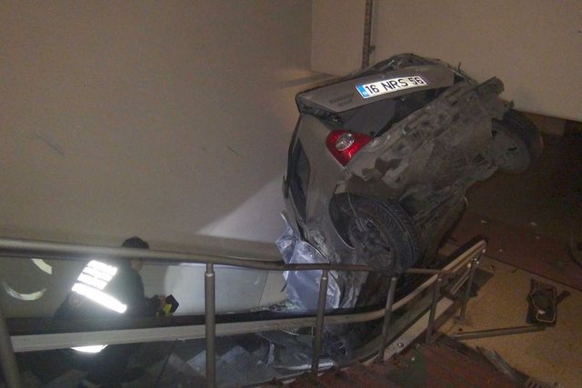 Bursa'da bir otomobil metroya girdi! - 11