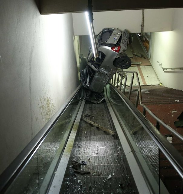 Bursa'da bir otomobil metroya girdi! - 14