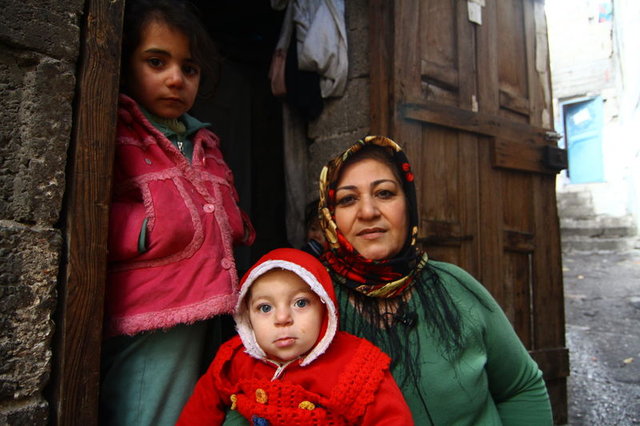 Halep'ten kaçan 8 çocuklu aile odunlukta yaşıyor - 4