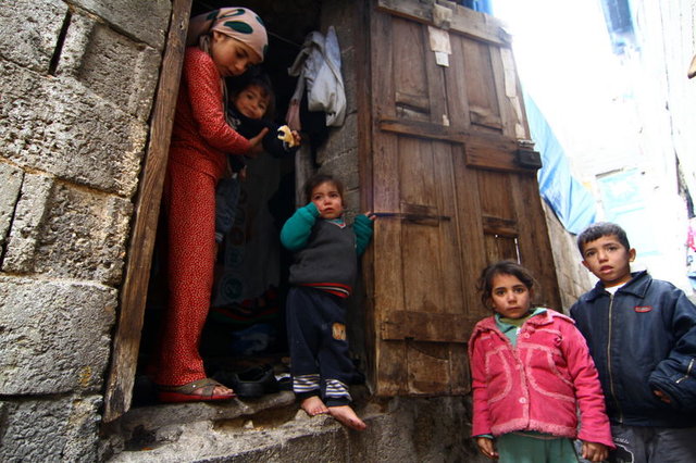 Halep'ten kaçan 8 çocuklu aile odunlukta yaşıyor - 12