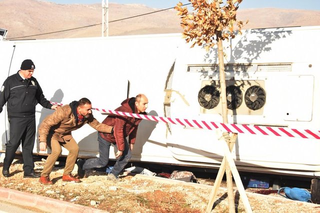 Konya'da hafriyat kamyonu, öğrenci servisine çarptı: 1 ölü, 14 yaralı - 3