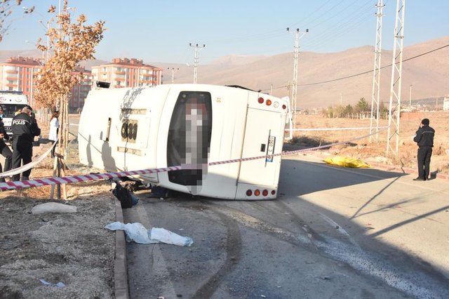 Konya'da hafriyat kamyonu, öğrenci servisine çarptı: 1 ölü, 14 yaralı - 7