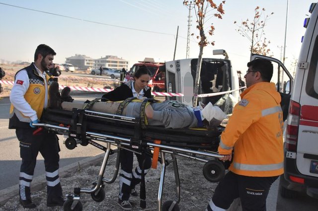 Konya'da hafriyat kamyonu, öğrenci servisine çarptı: 1 ölü, 14 yaralı - 10