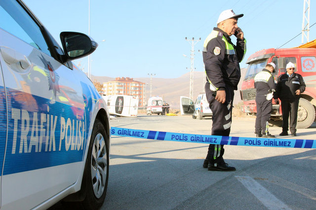 Konya'da hafriyat kamyonu, öğrenci servisine çarptı: 1 ölü, 14 yaralı - 19