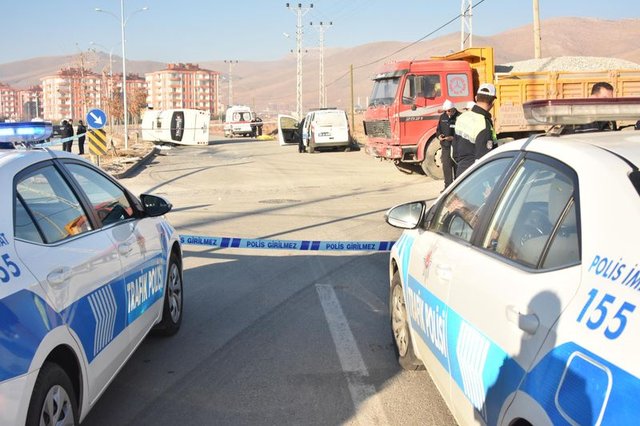 Konya'da hafriyat kamyonu, öğrenci servisine çarptı: 1 ölü, 14 yaralı - 22