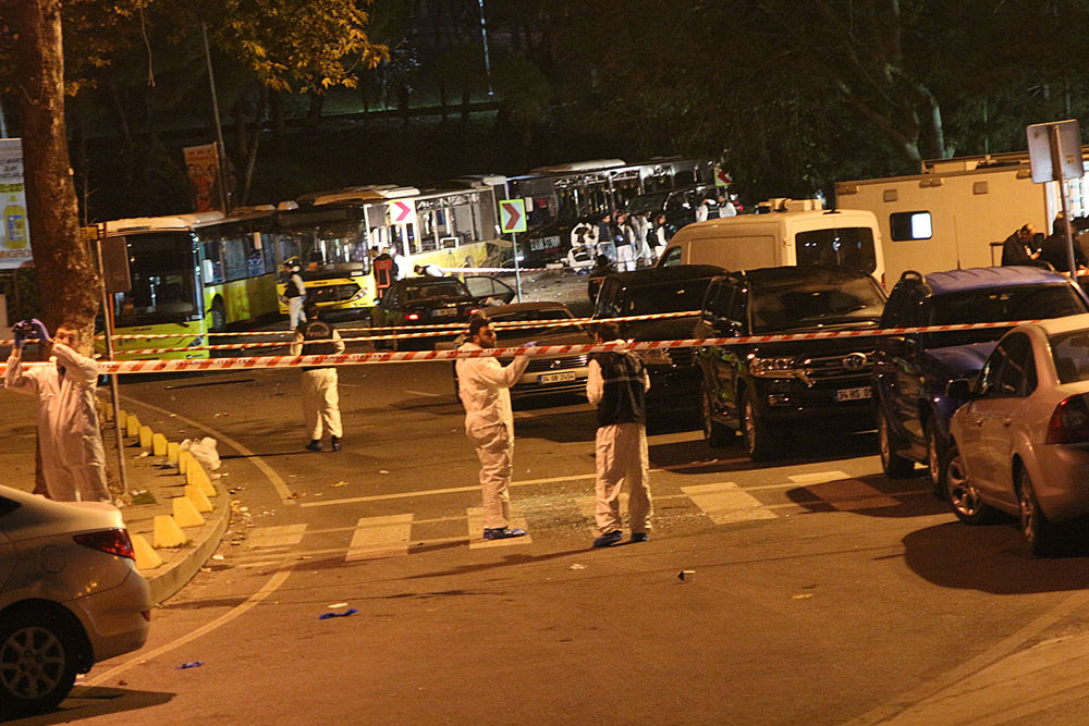 İstanbul Beşiktaş'taki patlama anı ve sonrasının fotoğrafları - 13