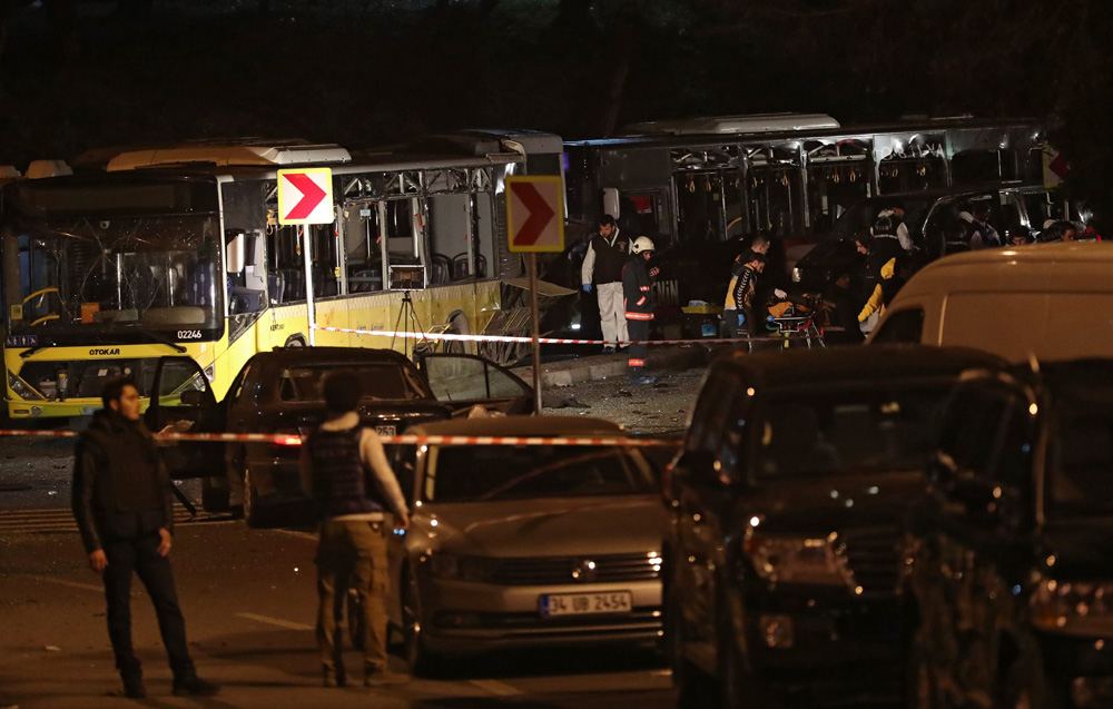 İstanbul Beşiktaş'taki patlama anı ve sonrasının fotoğrafları - 31