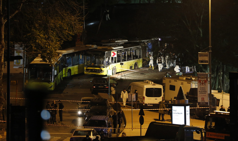 İstanbul Beşiktaş'taki patlama anı ve sonrasının fotoğrafları - 36