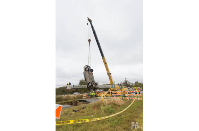 Yer yarıldı, içine girdiler! - 10