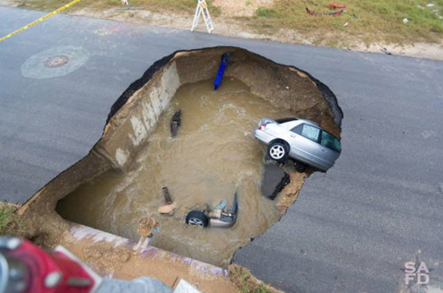 Yer yarıldı, içine girdiler! - 1