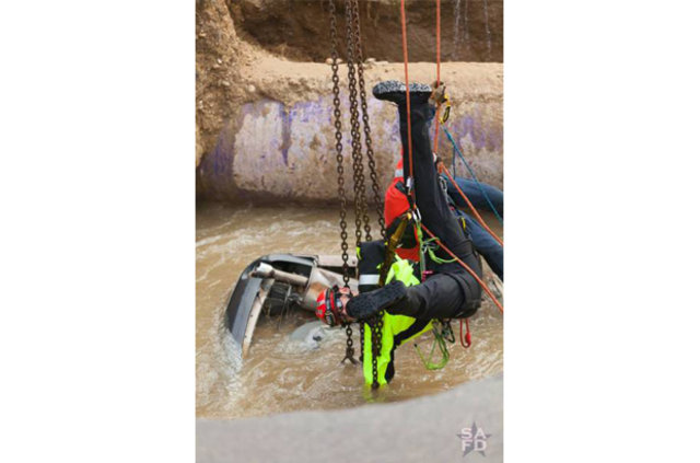 Yer yarıldı, içine girdiler! - 9