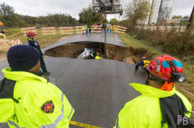 Yer yarıldı, içine girdiler! - 4