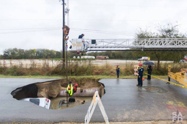 Yer yarıldı, içine girdiler! - 6